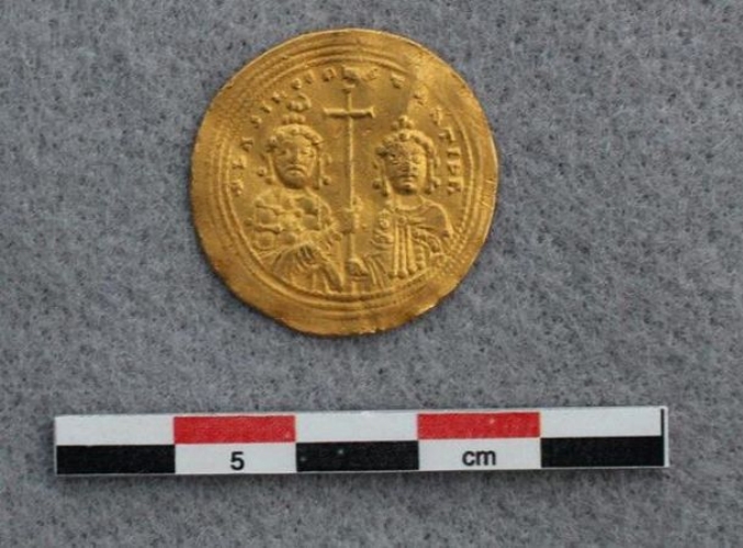 金幣另一面是拜占庭皇帝巴西爾二世和君士坦丁八世兄弟的圖像（photo credit: Innlandet fylke）